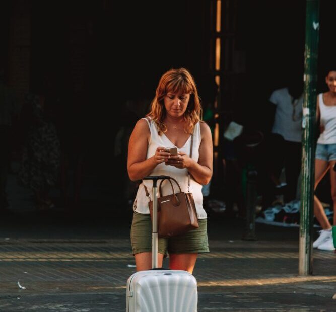 Keliautojas saugo savo asmeninius daiktus turistų gausioje vietoje atostogų užsienyje metu.
